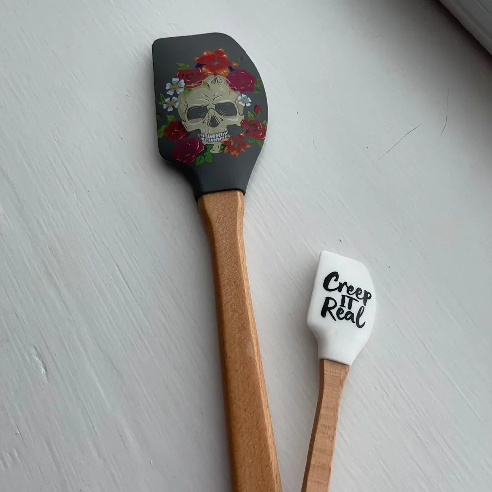 New Creep It Real and Skull Set of 2 Silicone Spatulas the Bake Shop